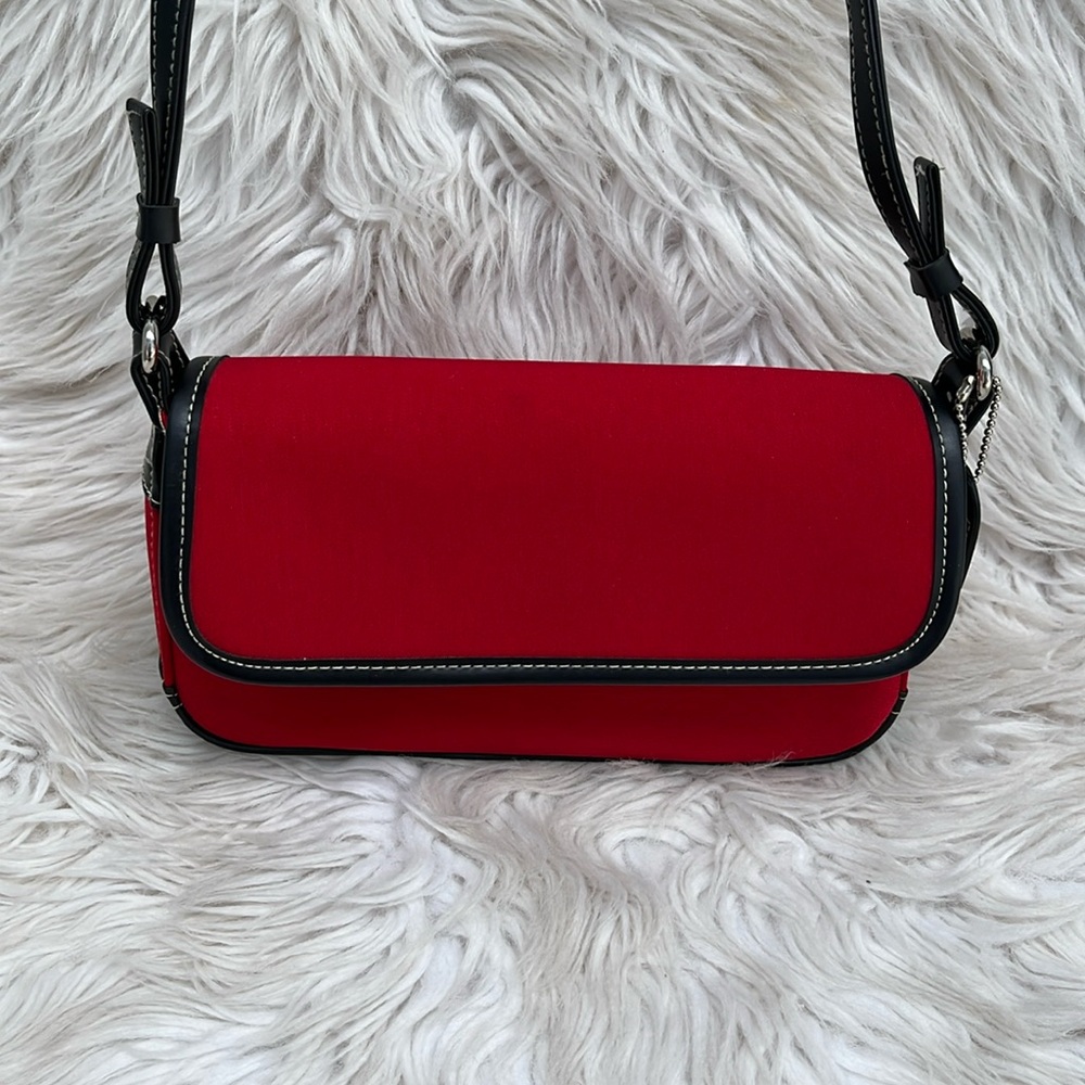 FRANKIE & JOHNNY Red Shoulder Bag with Modern Appeal
